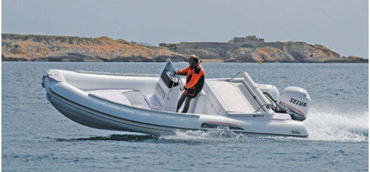 Alquiler Selva marine 650 DS en Ibiza. Navegar en Ibiza.