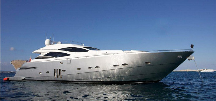 alquilar yate Pershing 90 en ibiza. Navegar en ibiza.
